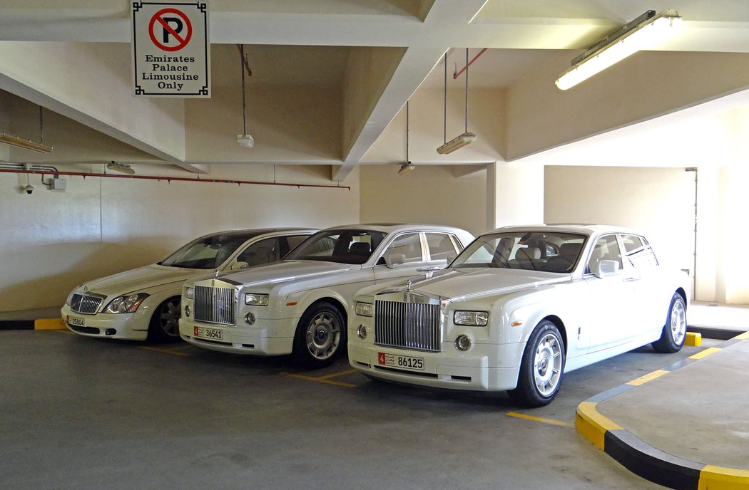 V Abú Dhabí zase doporučujeme navštívit sedmihvězdičkový hotel Emirates Palace a jeho garáž se služebními rollsy či maybachy.