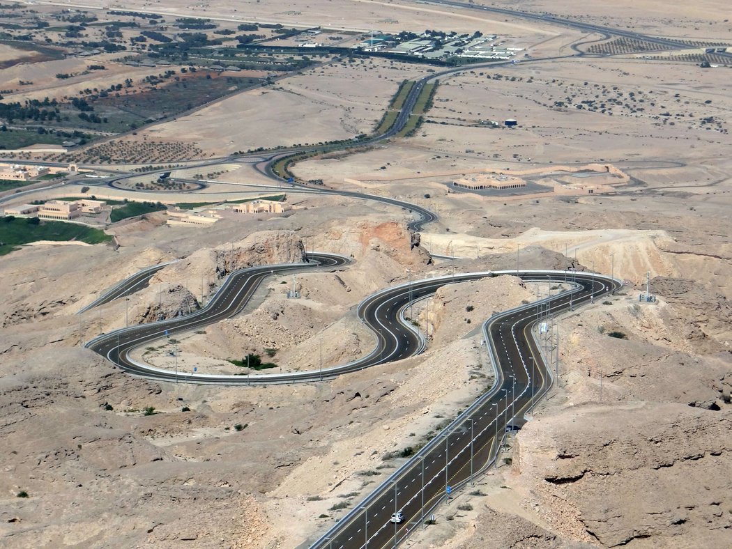 U města Al Ain, poblíž hranic s Ománem, se klikatí krásná panoramatická silnice na vrchol hory Jebel Hafeet (nadmořská výška 1249 m).