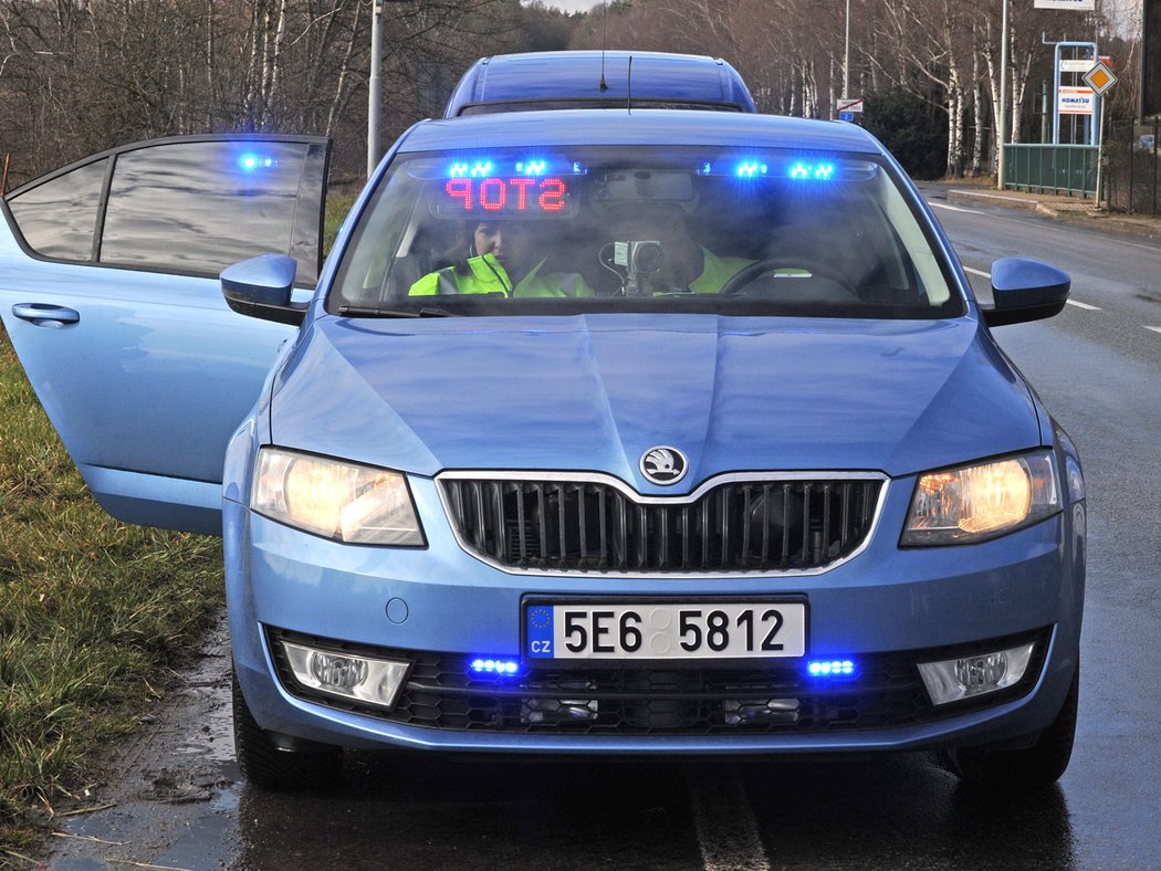 Výzvu k zastavení zobrazí policisté na stínítku vozu