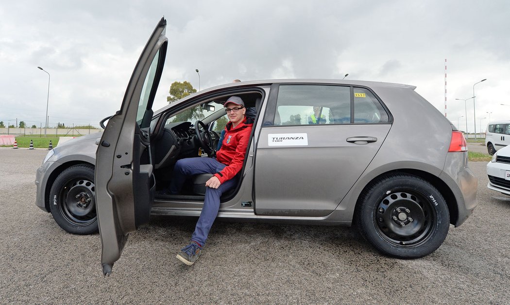 Kvality obutí jsme porovnávali za volantem Golfu 2.0 TDI. Tento vůz používají i vývojáři konkurenčních pneumatikářských firem.