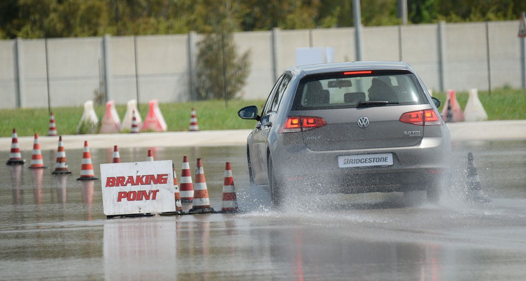 Rozdíl v brzdění z 85 km/h na nulu činil mezi značkovou a čínskou pneumatikou dlouhých 4,3 metru