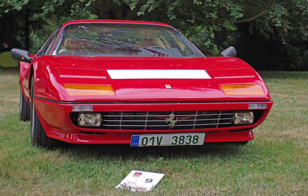 Ferrari 512 využívá plochý 12válcový motor uložený před zadní nápravou