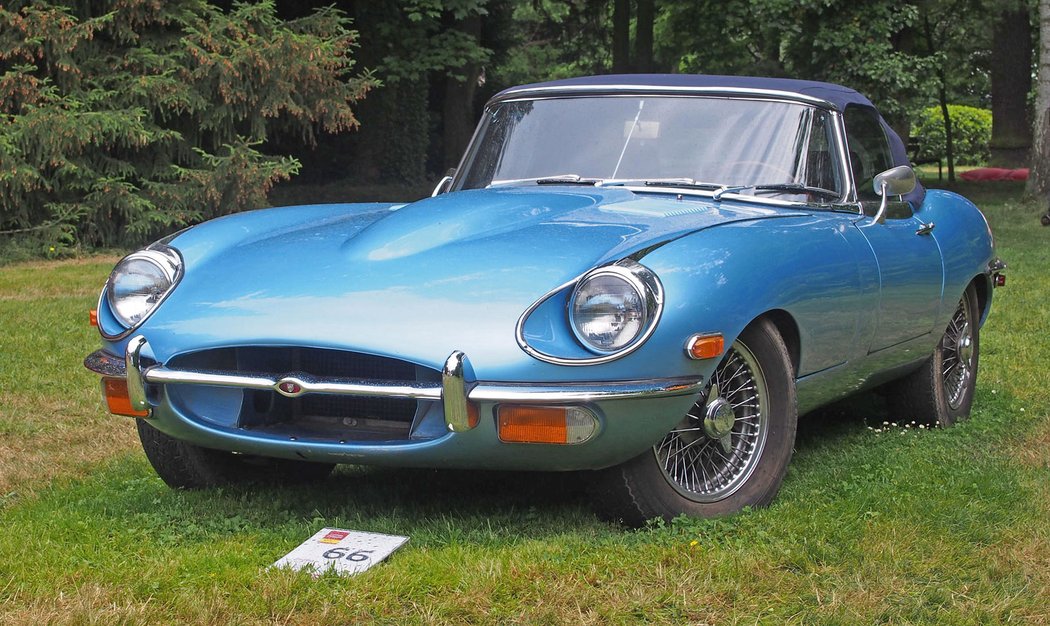 Jaguar E-Type série II měl pod kapotou řadový šestiválec 3,8, později 4,2 litru