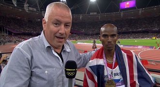 Televizní reportér osahává sportovce. Britové si stěžují: Přestaň s tím!