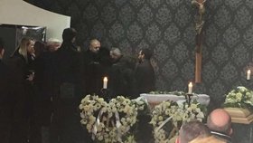 Pohřeb reportérky Leony, která zemřela na leukémii: Pláč a obřadní síň plná květin.