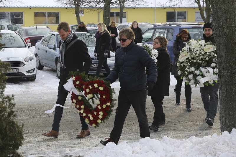 Rodina a přátelé při příchodu na obřad