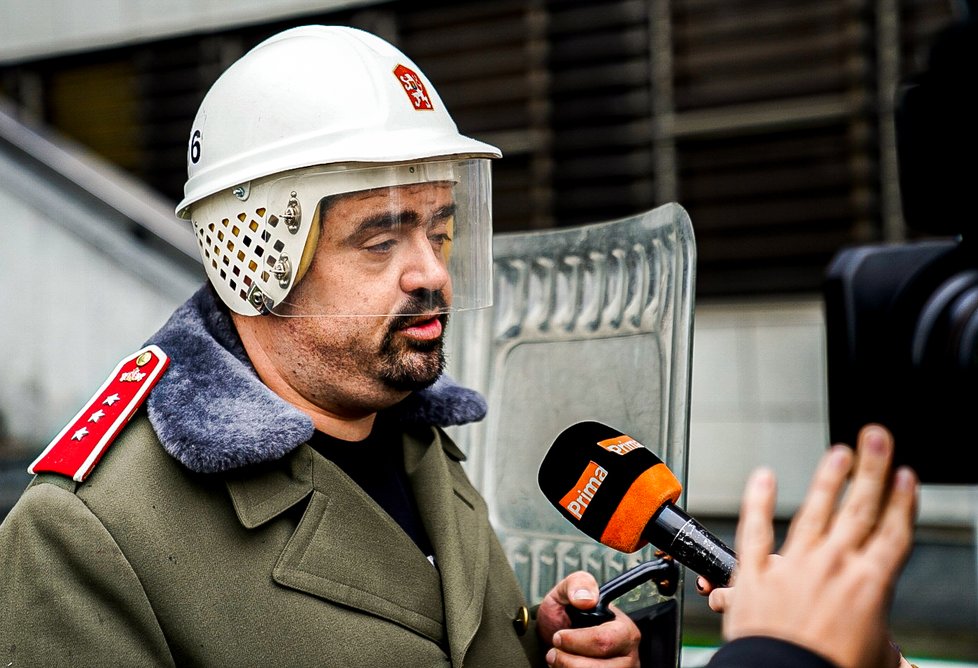 Starosta Řeporyjí Pavel Novotný (ODS) vyrazil na výslech k policii v uniformě Pohotovostního pluku. (16. 10. 2019)