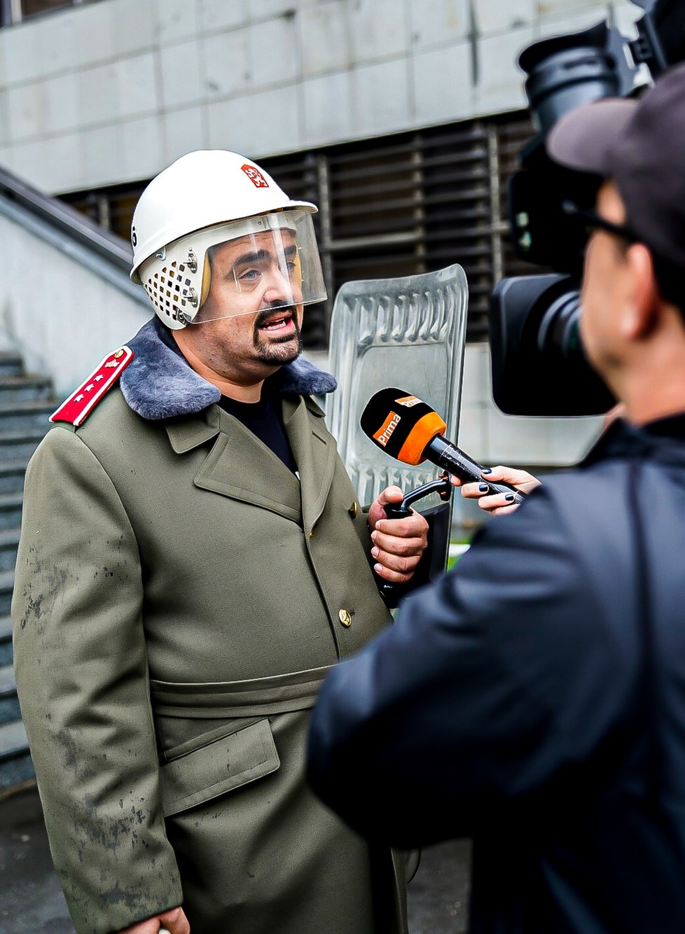 Starosta Řeporyjí Pavel Novotný (ODS) vyrazil na výslech k policii v uniformě pohotovostního pluku (16. 10. 2019)