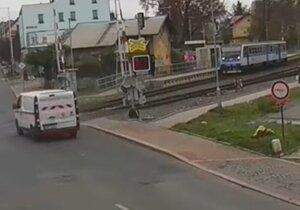 Řeporyjský starosta Pavel Novotný zveřejňuje videa s neukázněnými chodci, kteří nedbají výstrahy na železničním přejezdu.