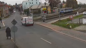 Řeporyjský starosta Pavel Novotný zveřejňuje videa s neukázněnými chodci, kteří nedbají výstrahy na železničním přejezdu.