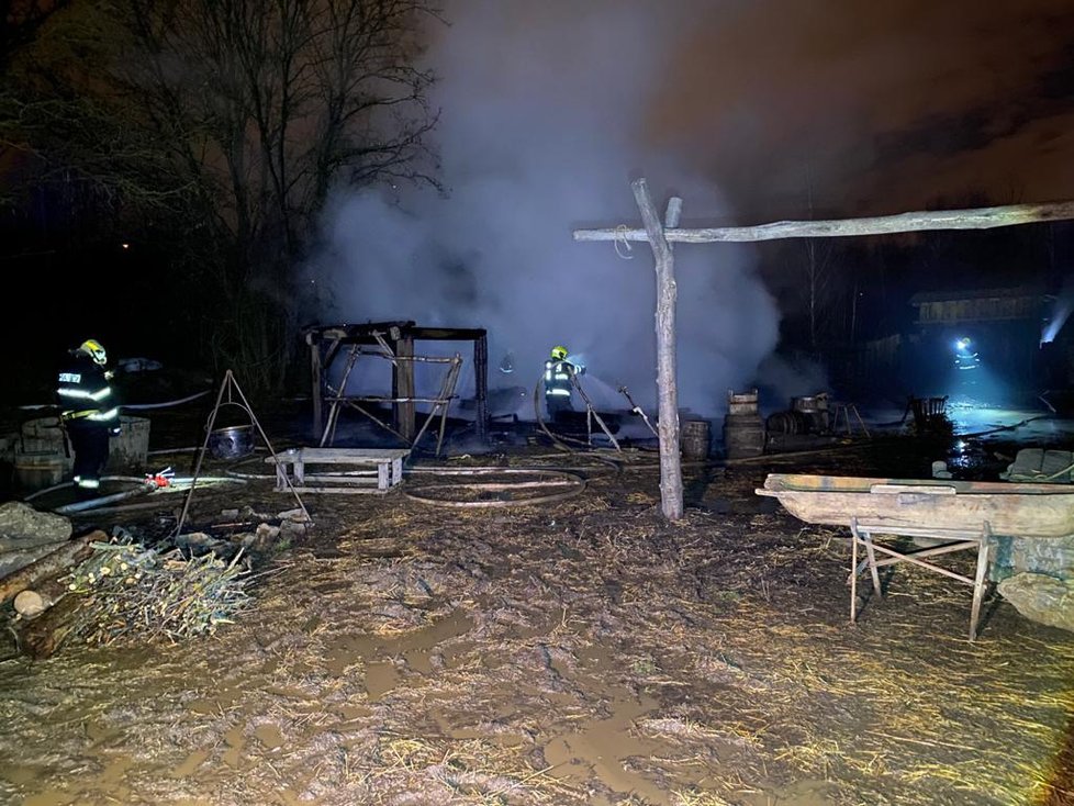 Požár ve skanzenu v Řeporyjích. Popelem lehlo několik domů.