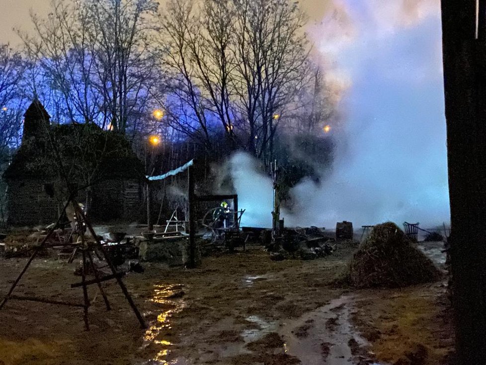 Požár ve skanzenu v Řeporyjích. Popelem lehlo několik domů.