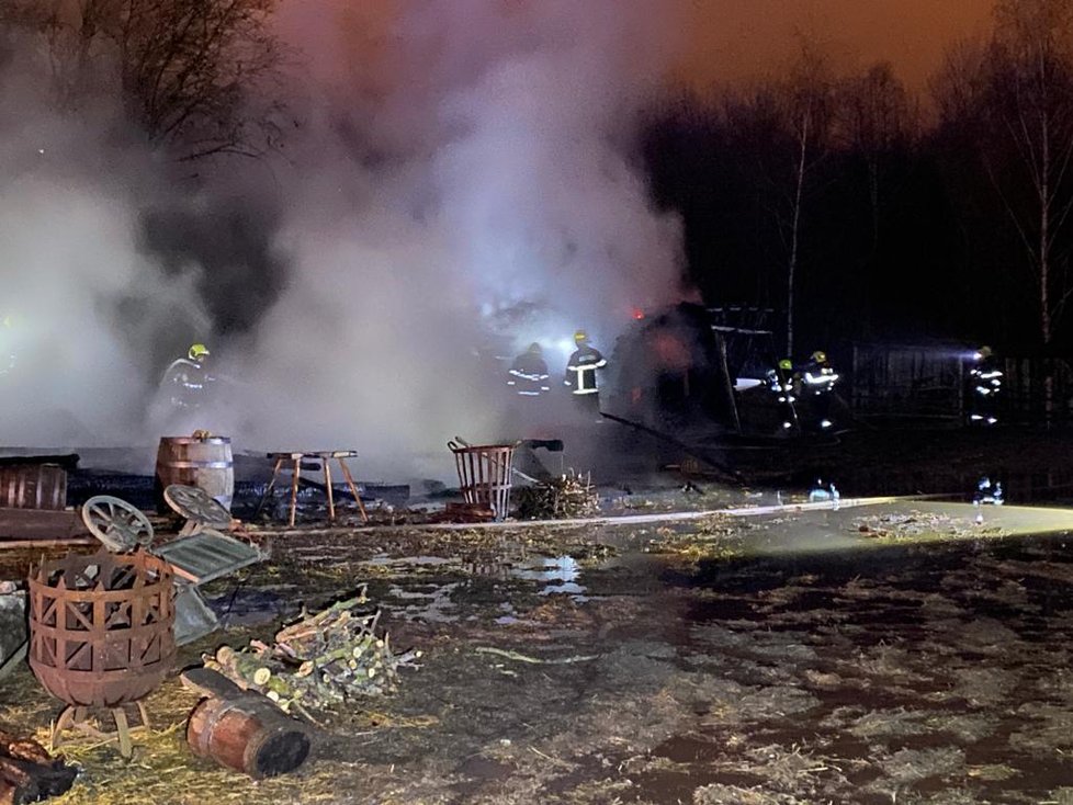 Požár ve skanzenu v Řeporyjích. Popelem lehlo několik domů.