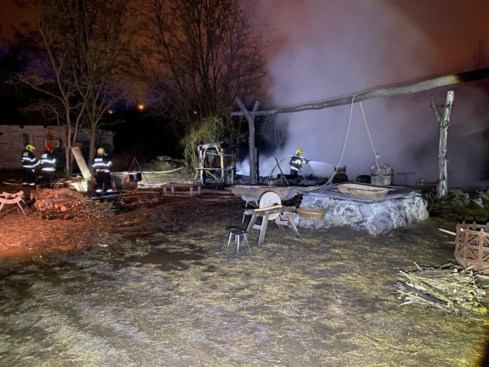 Požár ve skanzenu v Řeporyjích. Popelem lehlo několik domů.