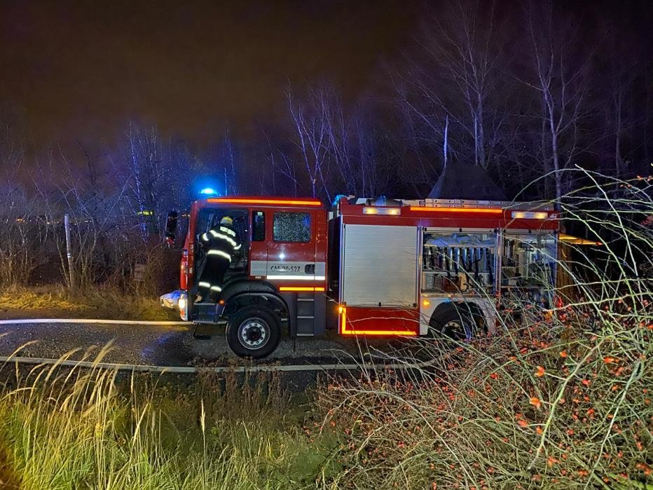 Požár ve skanzenu v Řeporyjích. Popelem lehlo několik domů.