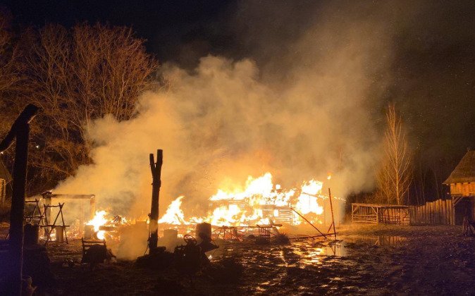 Požár v Řeporyjích zničil několik domů tamního skanzenu.