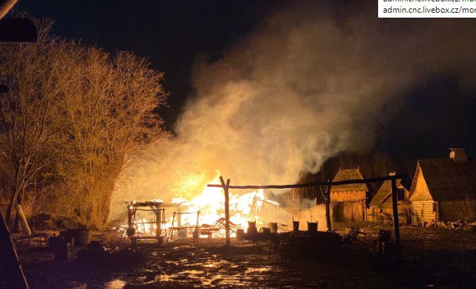 Požár v Řeporyjích zničil několik domů tamního skanzenu.