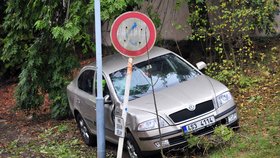 Na místě je  stále i Škoda Octavie, kterou podezřelý muž boural