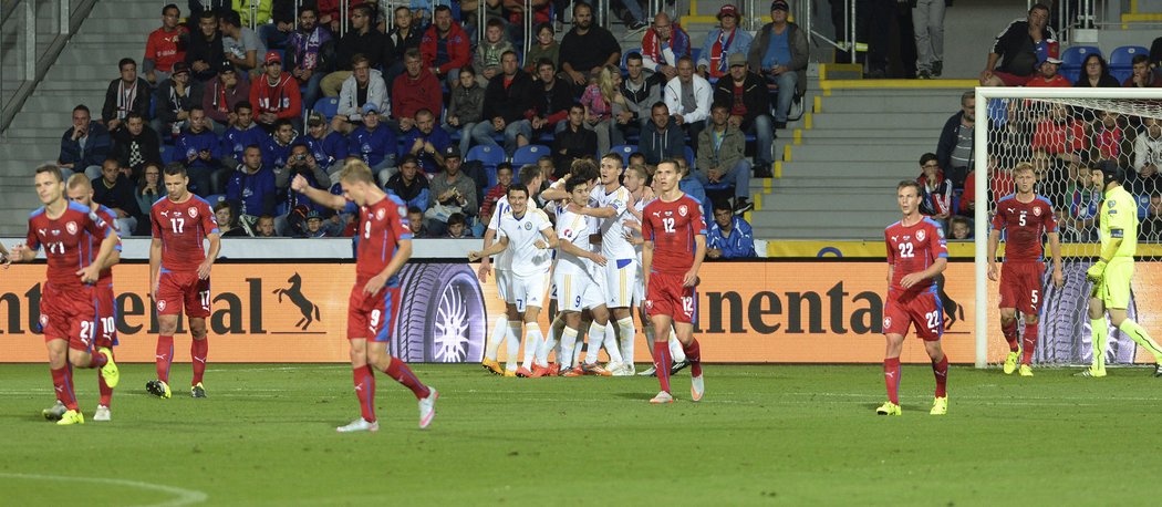 Fotbalisté Kazachstánu se radují po gólu do sítě Česka