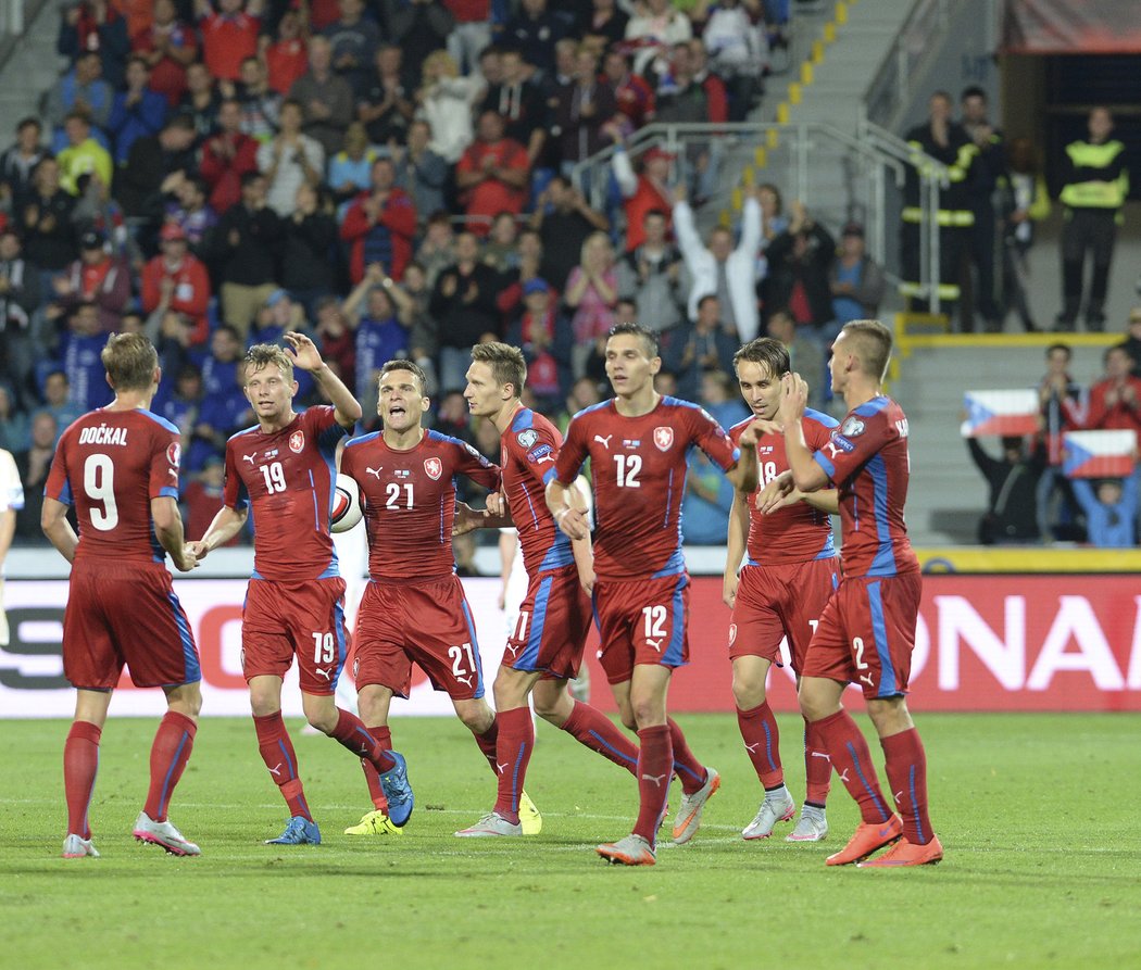 Fotbalisté Česka se radují po gólu do sítě Kazachstánu