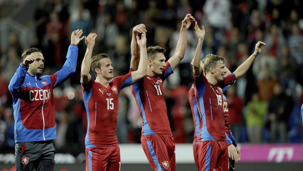 Fotbalisté Česka po výhře 2:1 nad Islandem děkují fanouškům