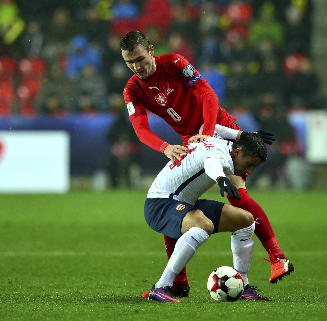 Záložník české reprezentace Jaromír Zmrhal v souboji