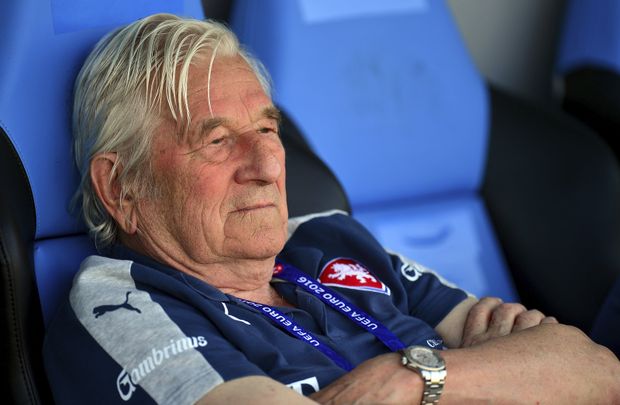 Poradce trenéra reprezentace Pavla Vrby Karel Brückner během tréninku Poradce trenéra reprezentace Pavla Vrby Karel Brückner během tréninku