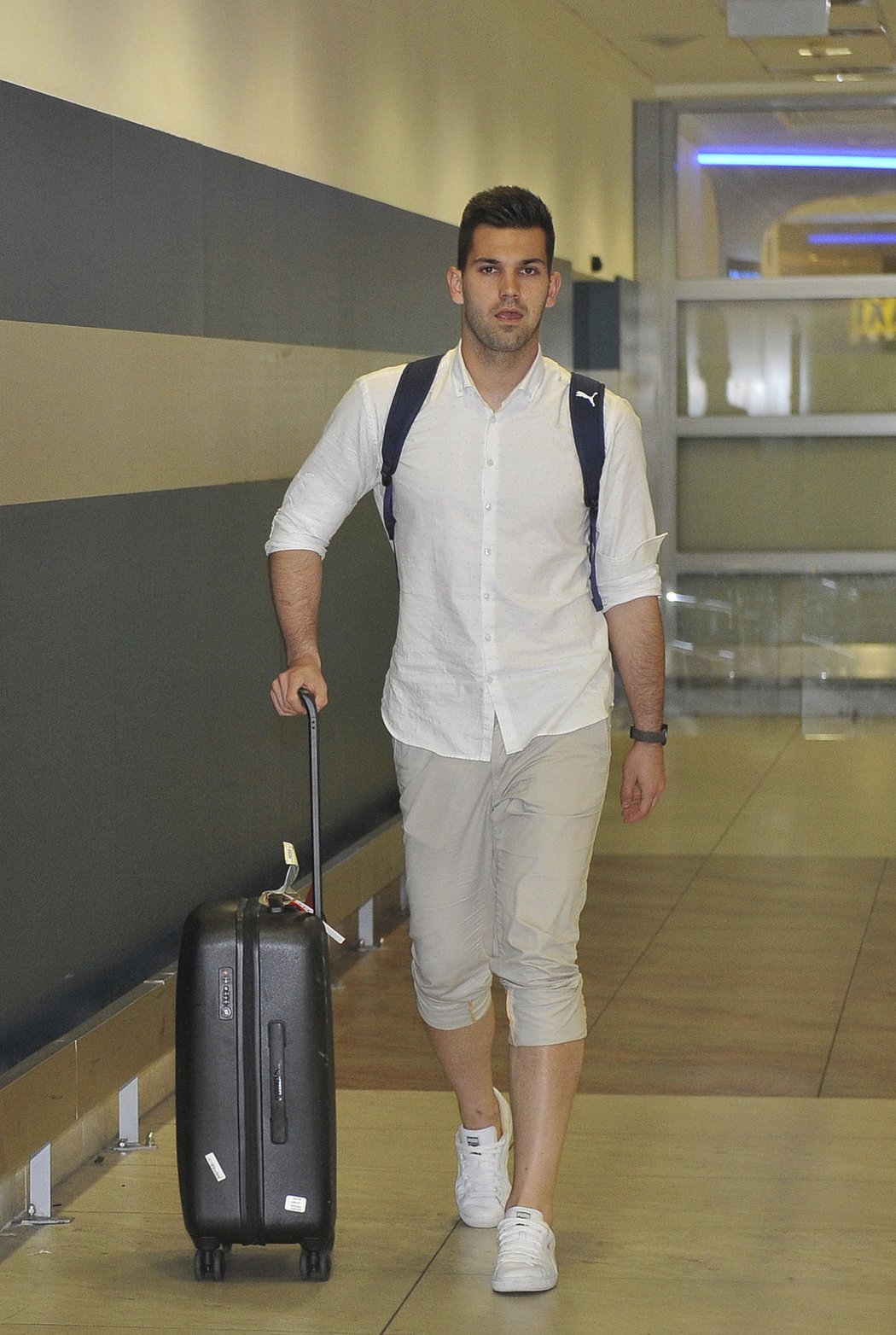 Brankář Tomáš Koubek na pražském letišti po návratu z EURO ve Francii