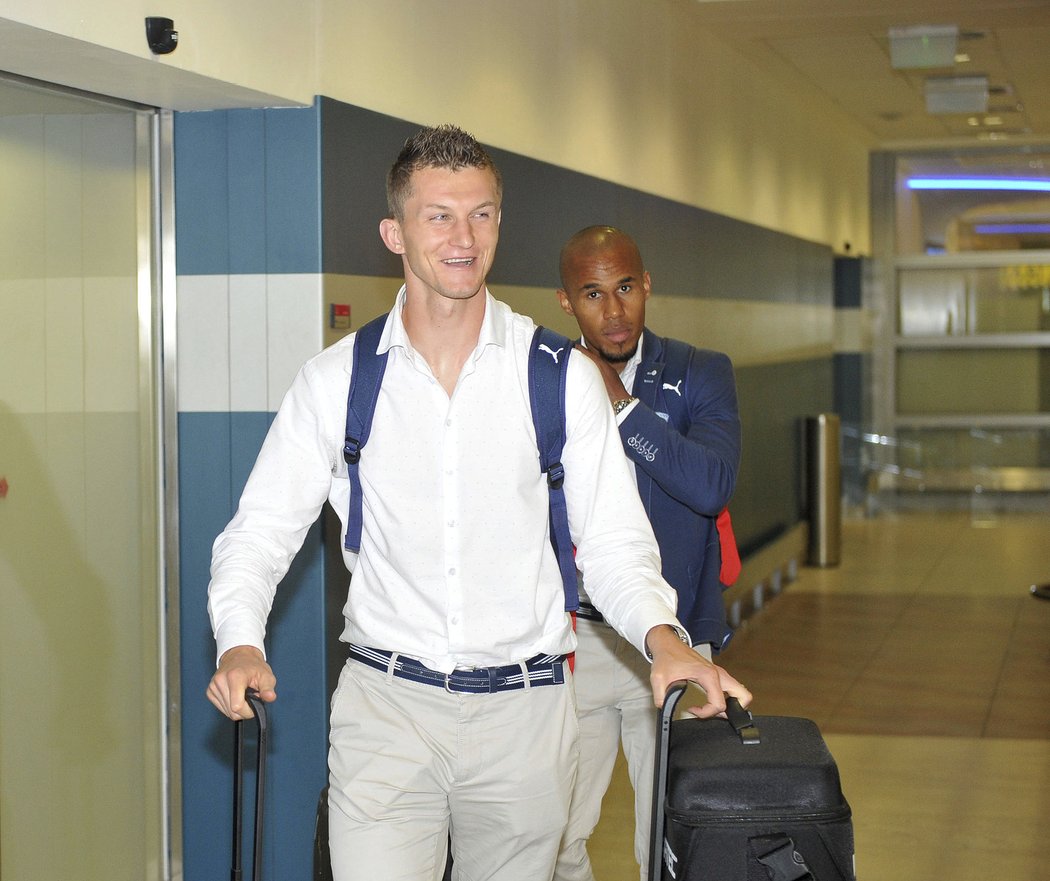 Útočník Tomáš Necid na pražském letišti po návratu z EURO ve Francii