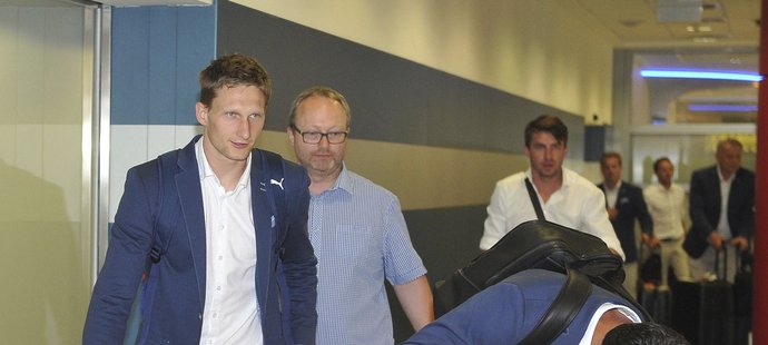 Útočník Milan Škoda na pražském letišti po návratu z EURO ve Francii