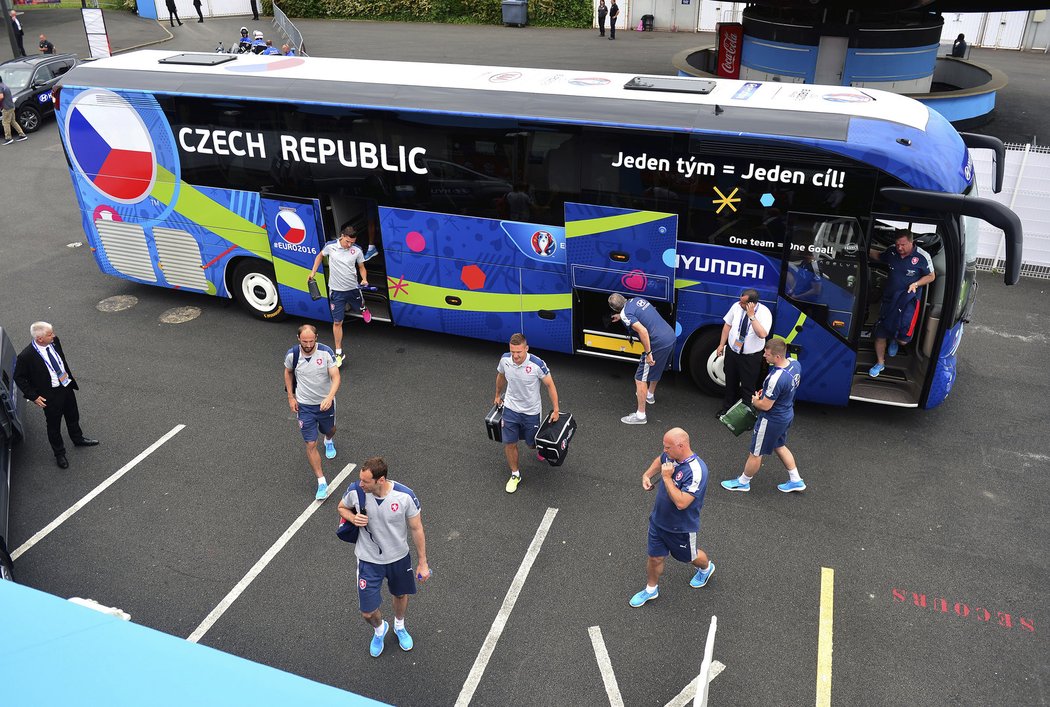 Čeští fotbalisté přijeli na uzavřený trénink