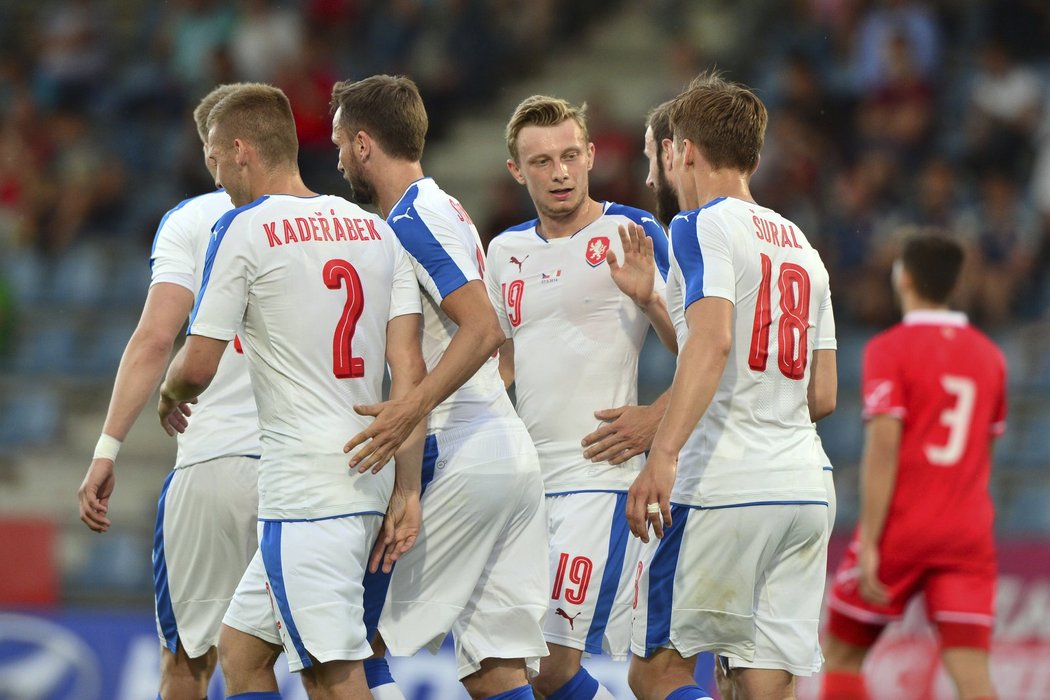 Fotbalisté české reprezentace se radují z gólu do sítě Malty