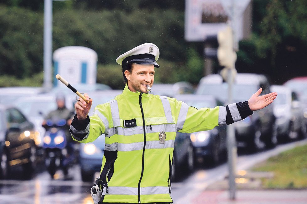 VLADIMÍR ŠMICER, policista | Když rodičům řekl, že by mohl být policistou, hnali ho. Brzy po maturitě přinesl ze Slavie první smlouvu.