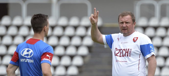 Pavel Vrba udílí pokyny pro tréninkovou jednotku