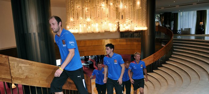 Fotbaloví reprezentanti si sešli v Hotelu Praha, kde pobudou pár dní. Poté se vydají bojovat o kvalifikační body do Skotska.