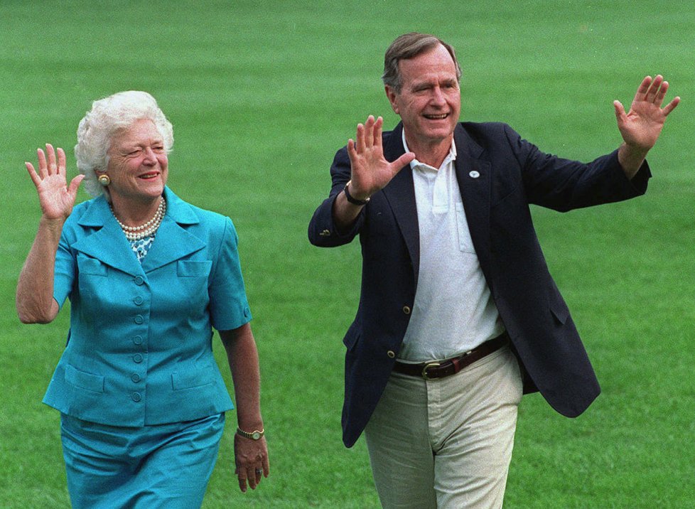 Exprezident George H. W. Bush na archivním snímku s manželkou Barbarou.