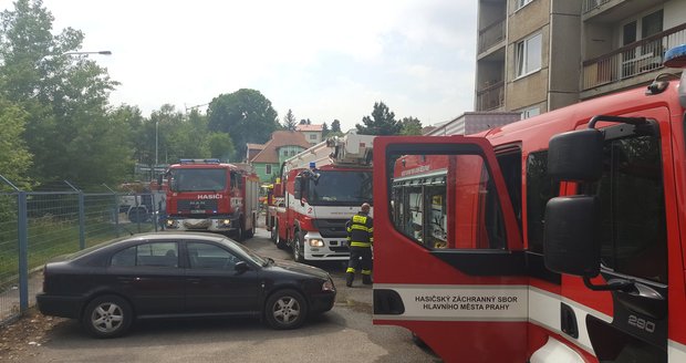 V pražských Řepích hořela ubytovna: Hasiči evakuovali 37 lidí 