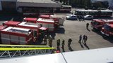 Požár v autobusových garážích dopravního podniku: Hořela střecha budovy, hasiči vynesli tlakové lahve