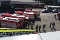 Požár v autobusových garážích dopravního podniku: Hořela střecha budovy, hasiči vynesli tlakové lahve