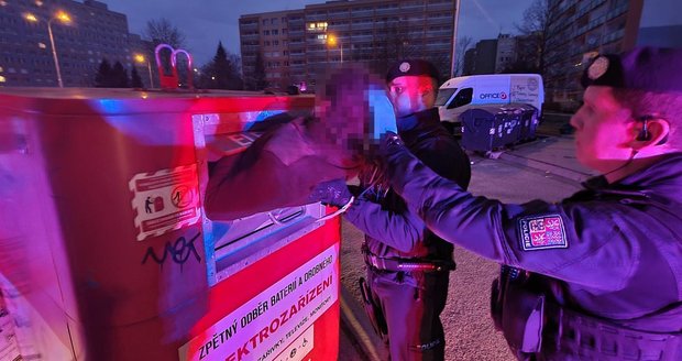 Pražští policisté a hasili museli z kontejneru na elektroniku vyprostit zaseklého muže.