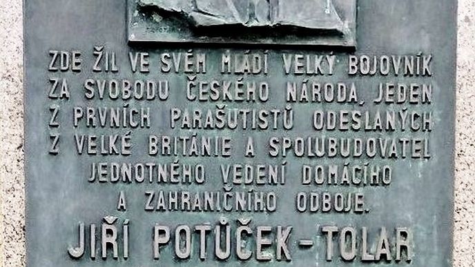 Pamětní deska J. Potůčka na rodičovském domě v obci Břasy-Stupno, odhalená v r. 1946.