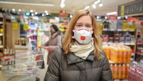 Žena s nasazeným respirátorem v obchodě