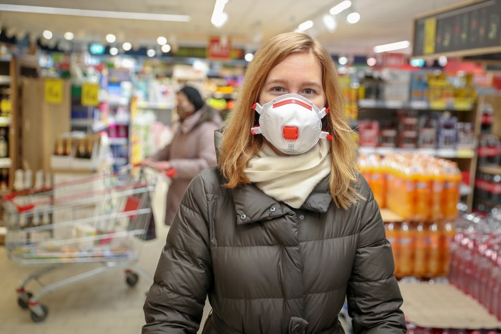 Žena s nasazeným respirátorem v obchodě