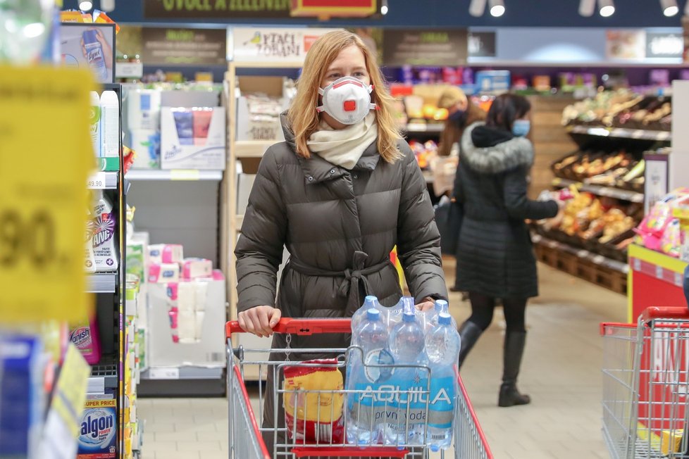 Žena s nasazeným respirátorem v obchodě