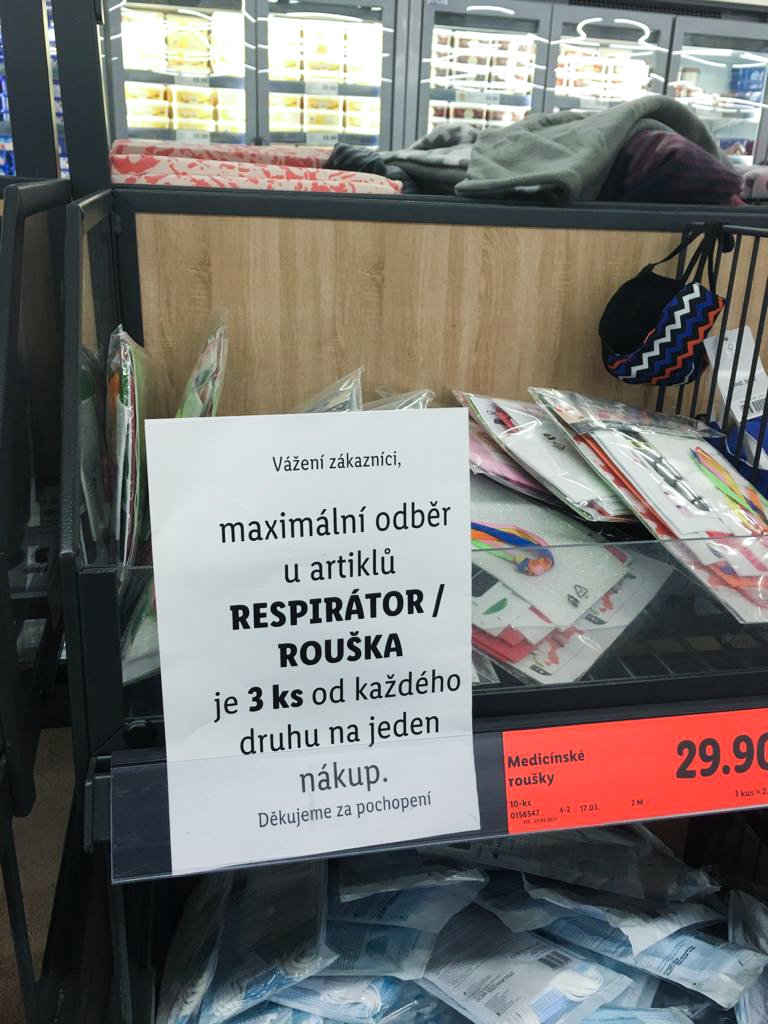 Levné respirátory seženete i v hypermarketech.