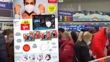 Šílenství v Lidlu: Senioři chtěli ušetřit a poprali se o levné respirátory. Čeká to i Česko?