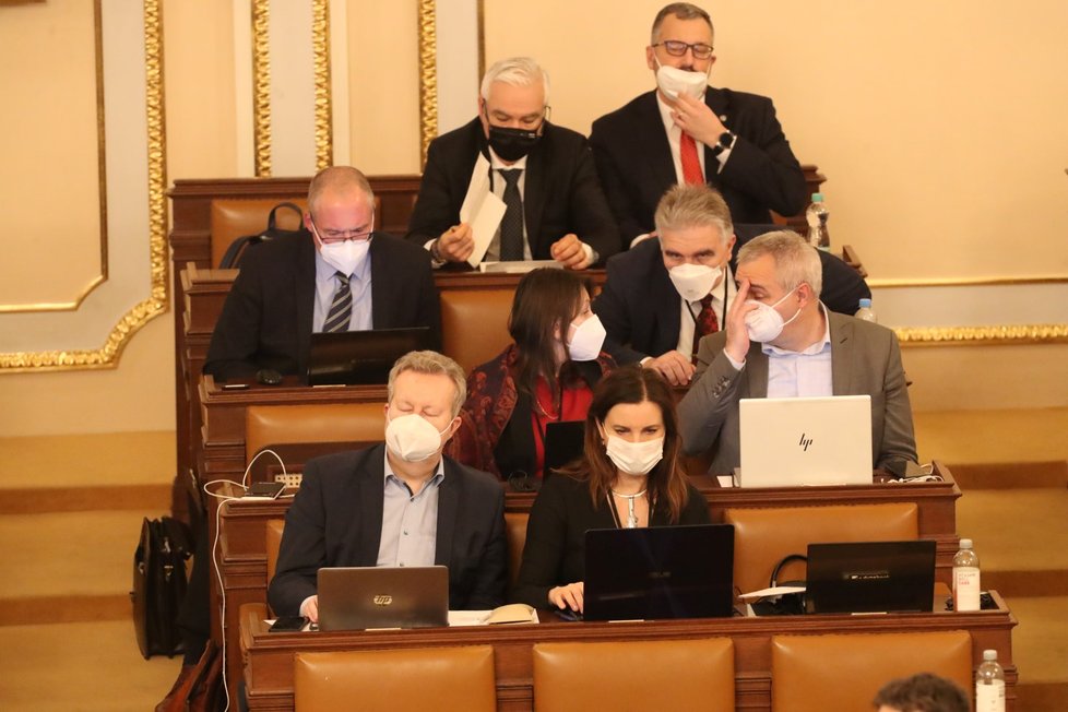 Jednání Sněmovny o novele pandemického zákona: Poslanci vesměs dodržovali protiepidemická opatření, místy ale odložili respirátor (2.2.2022).