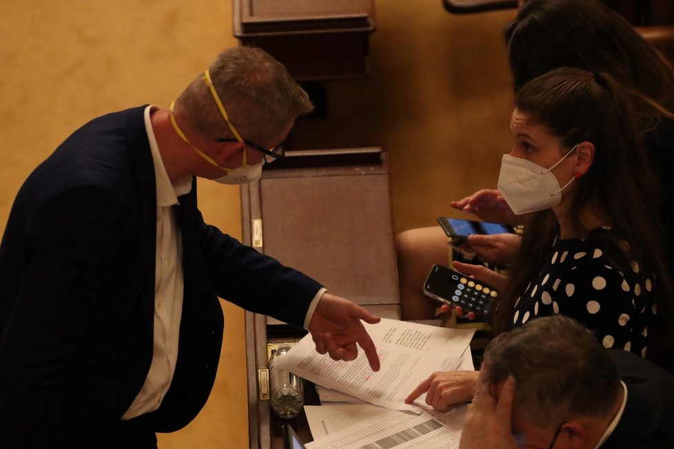 Jednání Sněmovny o novele pandemického zákona: Poslanci vesměs dodržovali protiepidemická opatření, místy ale odložili respirátor (2. 2. 2022)