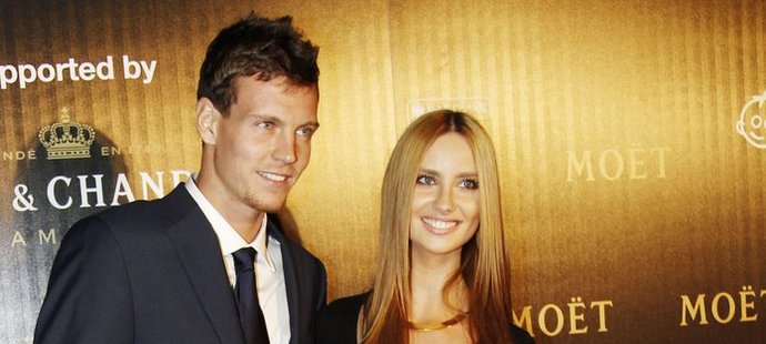 Tomáš Berdych dorazil na charitativní večírek před Turnajem mistrů v doprovodu přítelkyně Ester Sátorové