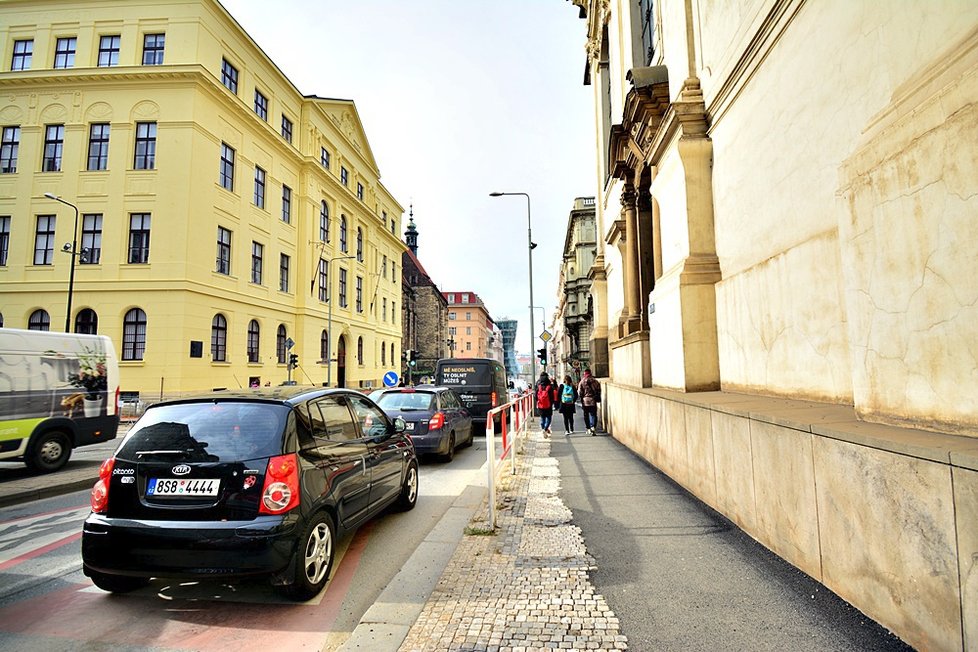 Resslova ulice zalita asfaltem. Je to jen dočasné, vzkazuje radnice Prahy 2.